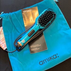 AMIKA mini straightening brush